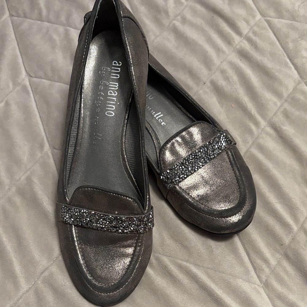 Ann Marino Women's Metallic Gray Flats